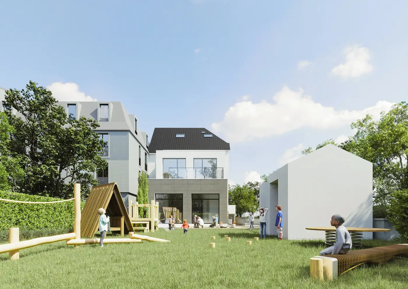 Uteområde mellom leilighetsbygg med lekeapparater, plen og sittebenker i sommerlys