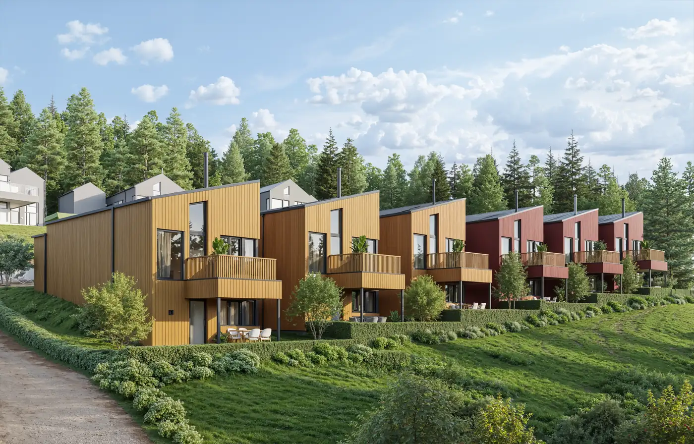 Rekkehus i gult og rødt trepanel i skrånende terreng med balkonger og hekk mellom enhetene